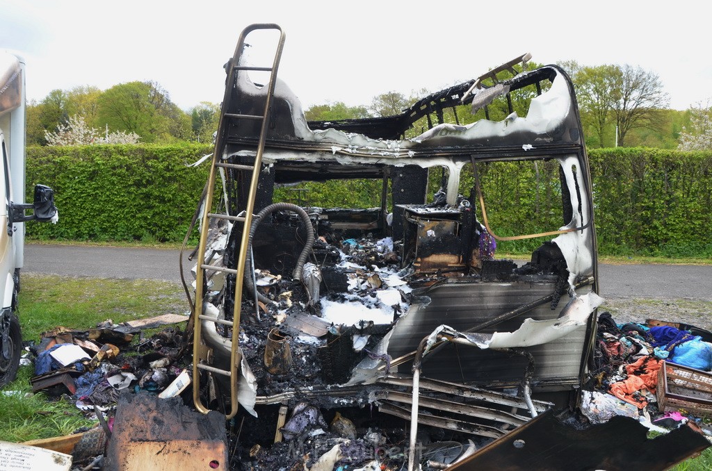 Wohnmobil ausgebrannt Koeln Porz Linder Mauspfad P059.JPG - Miklos Laubert